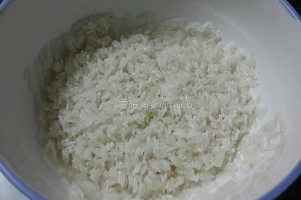 生滚鱼片瘦肉粥的做法图解1