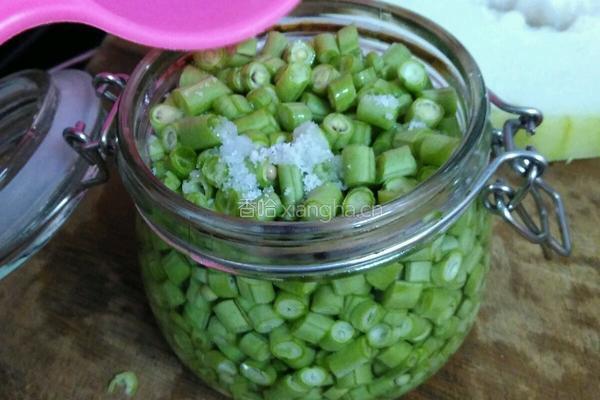 制作酸豆角的做法图解4