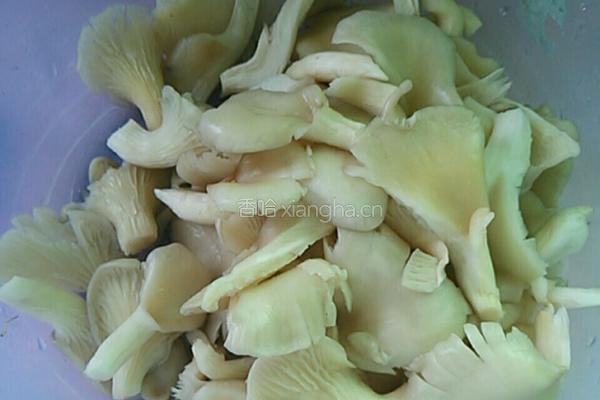 平菇炒肉片的做法图解1