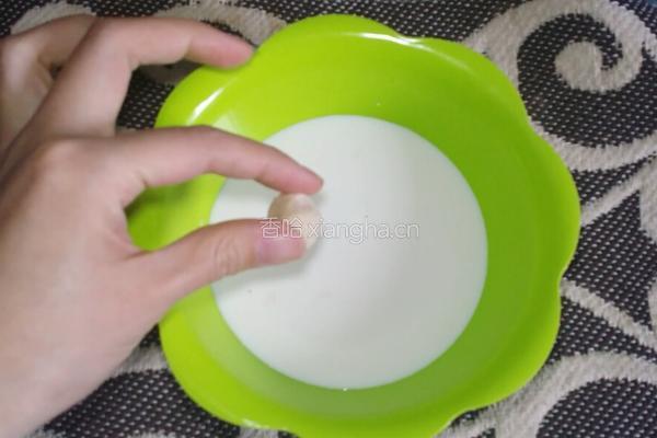 奶香豆沙小餐包的做法图解1