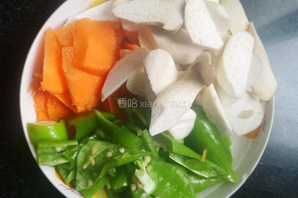 回锅肉炒时蔬的做法图解2