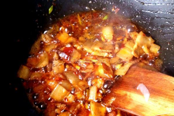 回锅肉炒时蔬的做法图解5