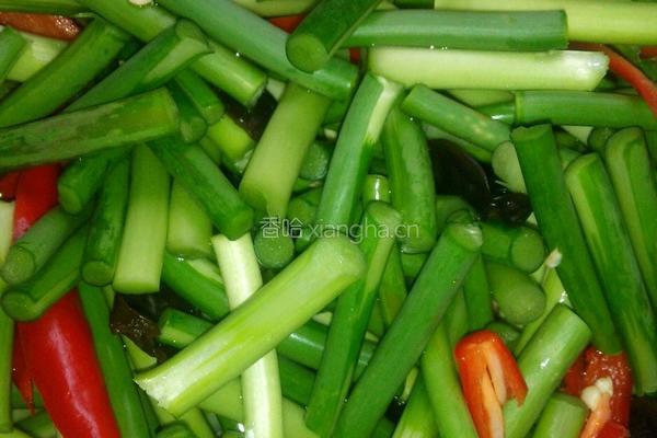 蒜苔炒腊肉的做法图解2