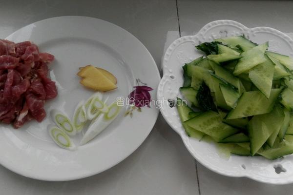 黄瓜炒肉的做法图解1