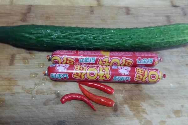 黄瓜炒火腿肠的做法图解1