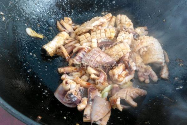 蒜蓉辣酱炒鱿鱼的做法图解5