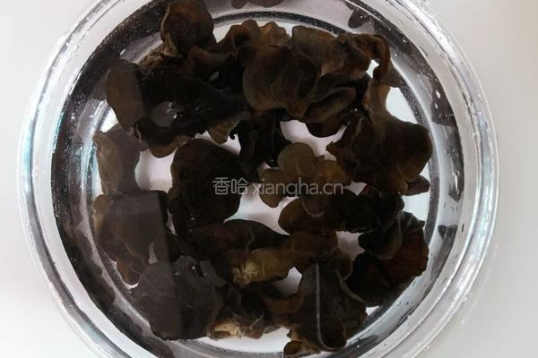 云耳蒸鸡的做法图解2