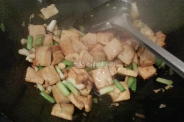 蒜苗炒豆腐的做法图解7