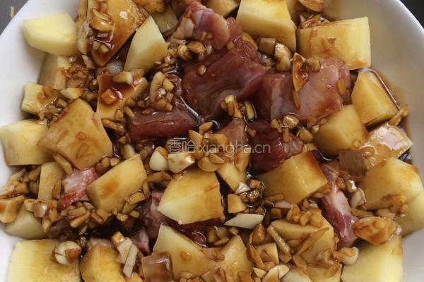 土豆蒸排骨的做法图解4