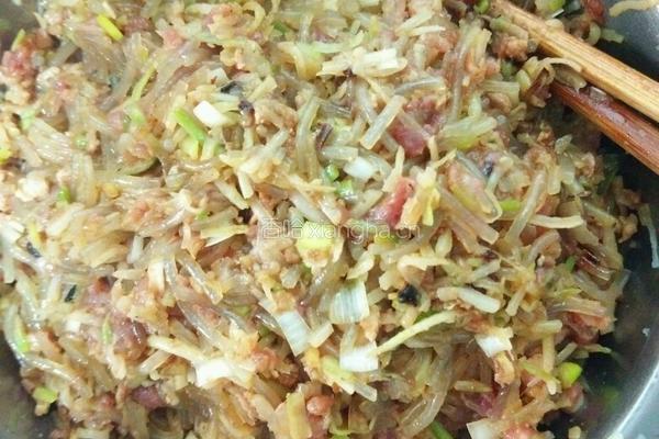 大肉粉条萝卜馅包子的做法图解2