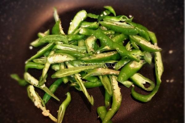 青椒肉片煎茄子的做法图解2