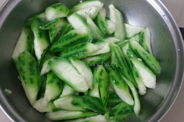 丝瓜炒瘦肉的做法图解2