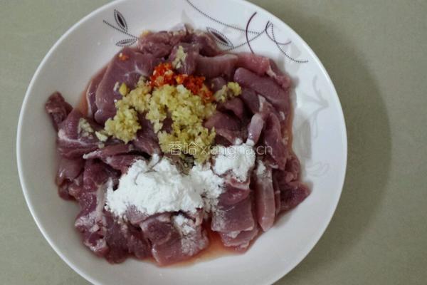 丝瓜炒瘦肉的做法图解1