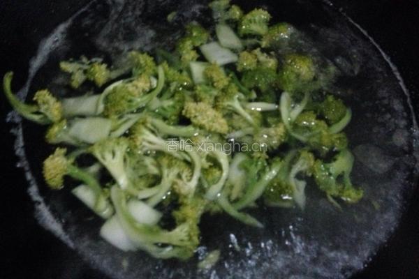 西兰花炒肉片的做法图解5