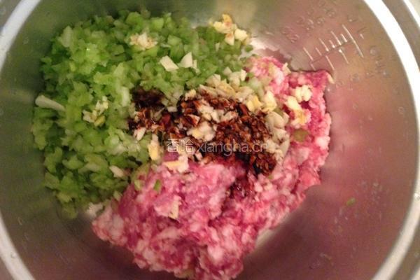 芹菜猪肉水饺的做法图解5