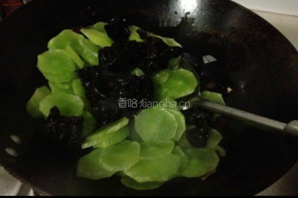 莴笋炒木耳的做法图解7
