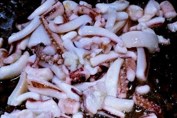 鱿鱼炒饭的做法图解1