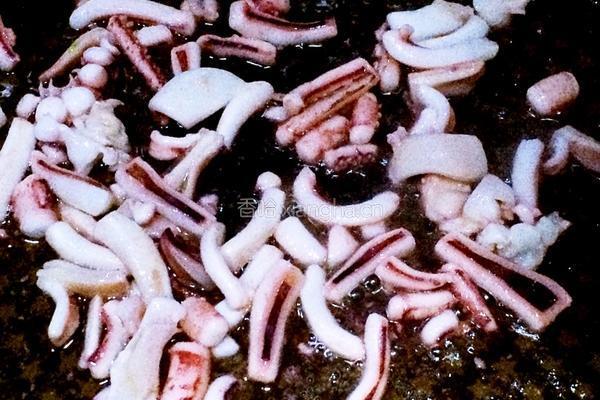 鱿鱼炒饭的做法图解3