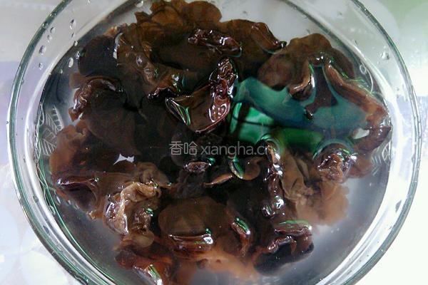 木耳炒肉片的做法图解1