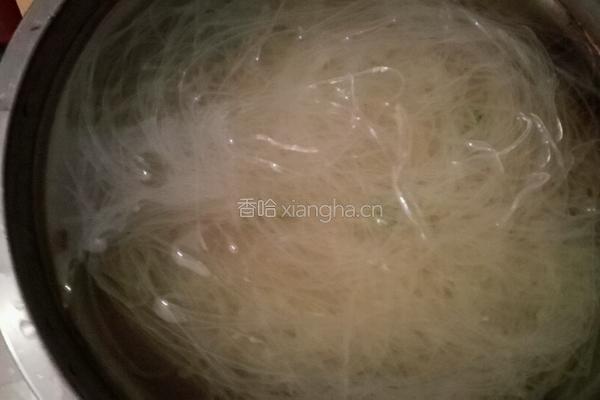 洋葱炒粉丝的做法图解2