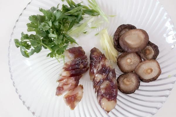 香菇腊肠煲仔饭的做法图解2