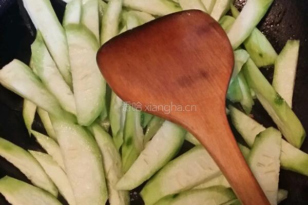 丝瓜炒面筋的做法图解3