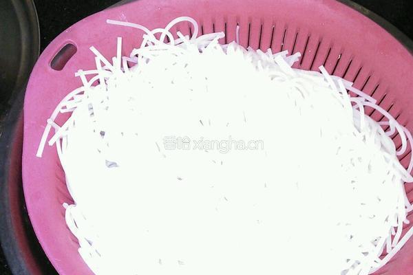 包菜炒米粉的做法图解2