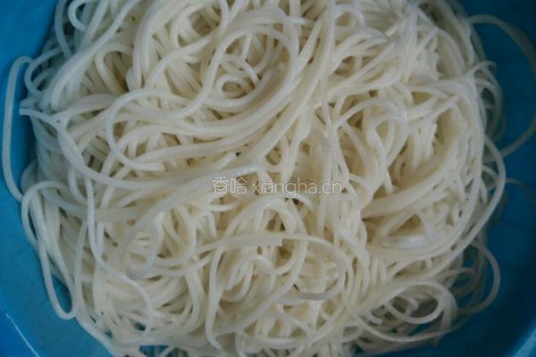 家常拌米粉的做法图解1