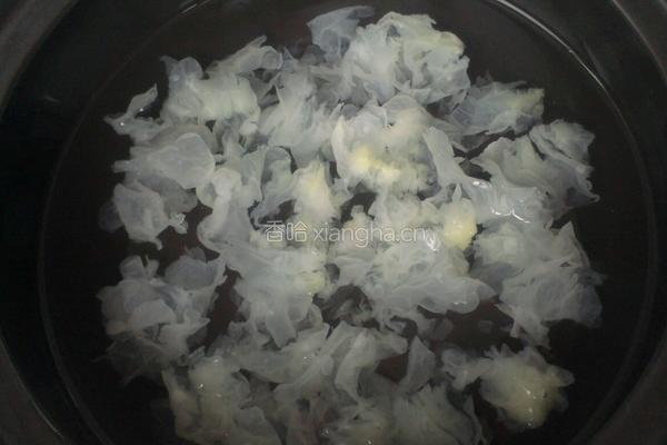 银耳苹果羹的做法图解1