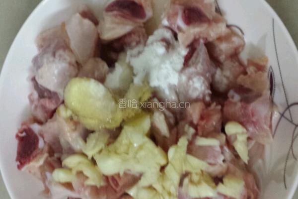 土豆炒鸡肉的做法图解1
