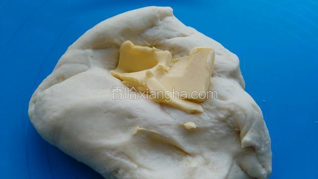 把除黄油外的材料混合均匀，揉成光滑面团。再加入黄油揉出膜。