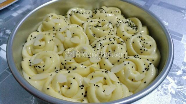 表面刷蛋液，撒杏仁片或芝麻。放进烤箱25分钟左右。