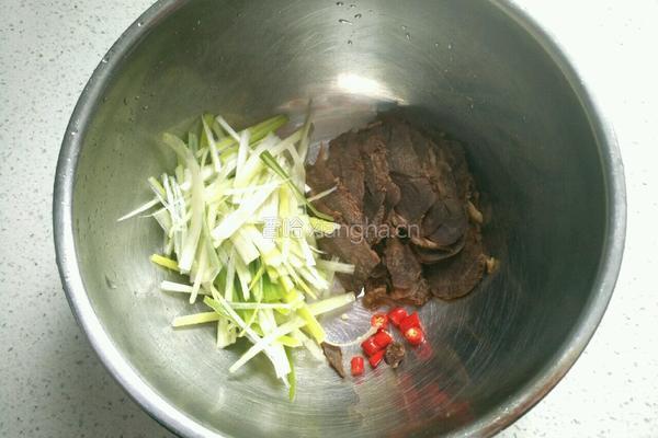 葱拌牛肉的做法图解2