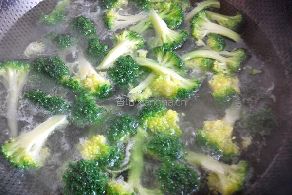 胡萝卜炒西蓝花的做法图解5