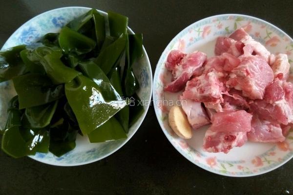 海带排骨汤的做法图解1