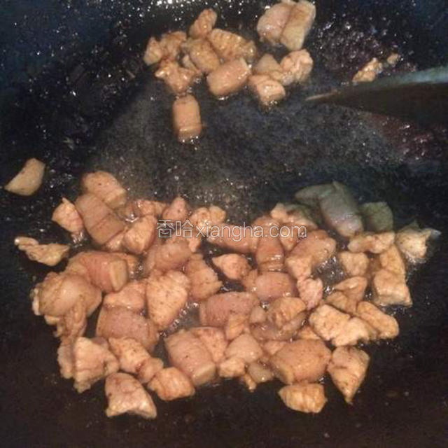 坐锅热油，肥肉爆金黄，下瘦肉炒变色