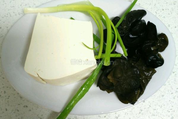 木耳豆腐汤的做法图解1