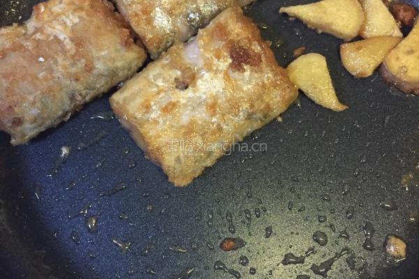 糖醋带鱼的做法图解3