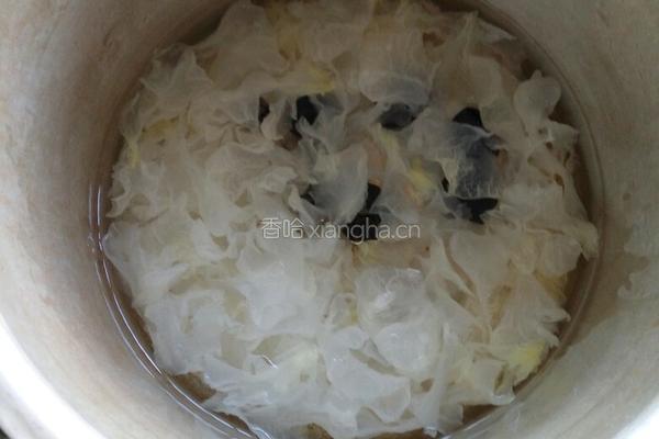 银耳红枣桂圆汤的做法图解2