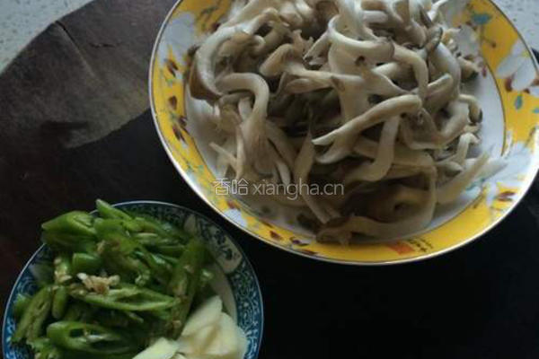 青椒鸡菇的做法图解2