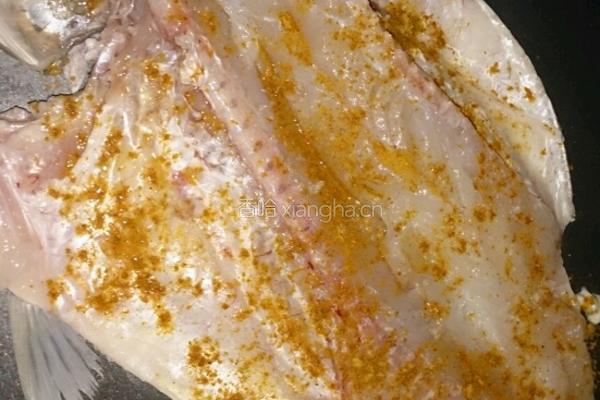 干煎咖喱鲈鱼的做法图解2