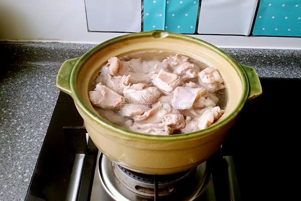 清汤羊肉萝卜煲的做法图解3