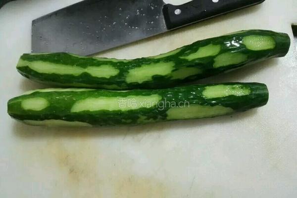 蒜香黄瓜片的做法图解1