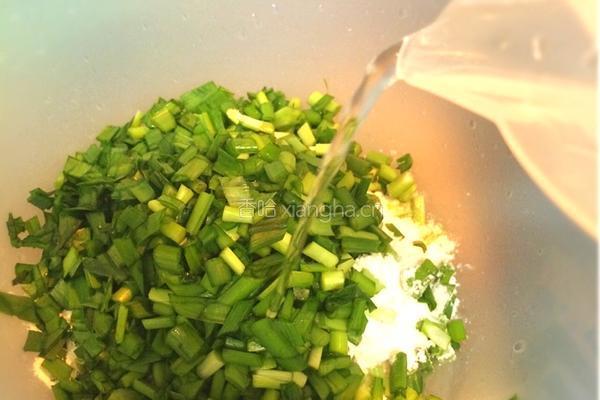 香煎韭菜饼的做法图解2