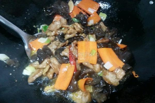 胡萝卜木耳炒猪肉的做法图解8