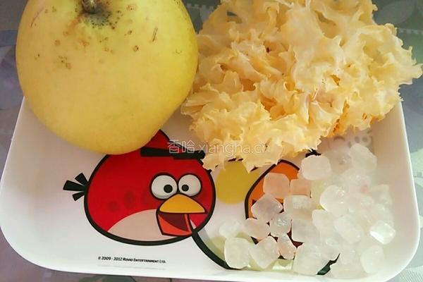 银耳雪梨羹的做法图解1