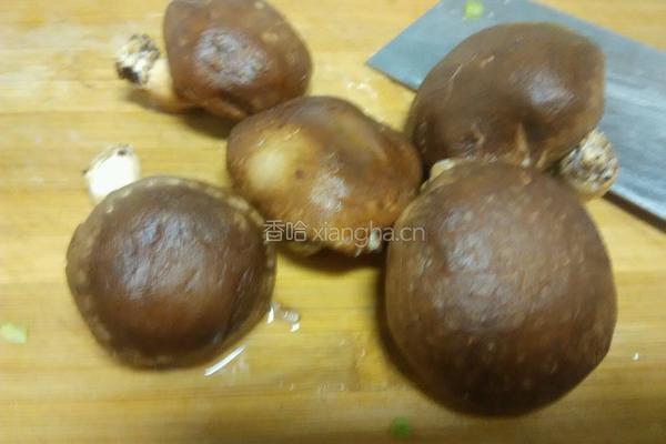 香菇炒萝卜的做法图解2