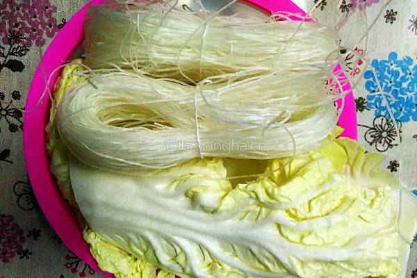 白菜粉丝炖排骨的做法图解2