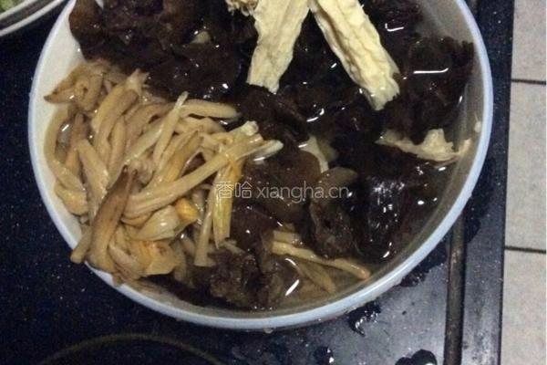 炒木耳腐竹黄花菜的做法图解1