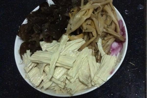 炒木耳腐竹黄花菜的做法图解2